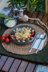 Spello Kitchen Feneryolu Taze Makarna Kiraz Domatesli ve Soğuk Makarnalı Ürün Caprese With Pasta